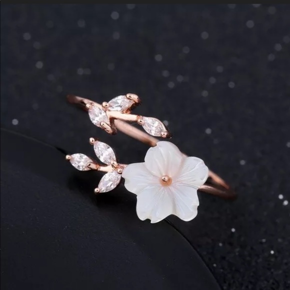 NEW! Stunning Gold-colored Flower Ring - Picture 2 of 7